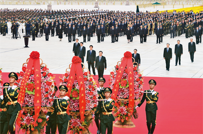 2021年9月30日上午，黨和國家領(lǐng)導(dǎo)人習(xí)近平、李克強(qiáng)、栗戰(zhàn)書、汪洋、王滬寧、趙樂際、韓正、王岐山等來到北京天安門廣場，出席烈士紀(jì)念日向人民英雄敬獻(xiàn)花籃儀式。 新華社記者 張領(lǐng)/攝