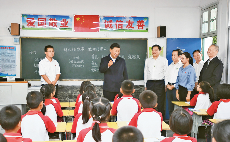 2020年9月16日至18日，中共中央總書記、國家主席、中央軍委主席習(xí)近平在湖南考察。這是16日下午，習(xí)近平在郴州市汝城縣文明瑤族鄉(xiāng)第一片小學(xué)，同正在上思政課的同學(xué)們親切交流。 新華社記者 謝環(huán)馳/攝