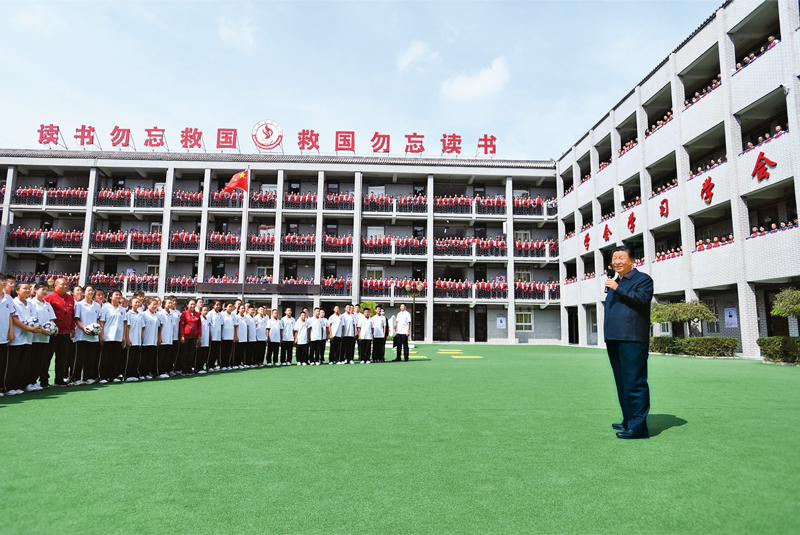 2021年9月13日至14日，中共中央總書記、國家主席、中央軍委主席習(xí)近平在陜西省榆林市考察。這是14日上午，習(xí)近平在綏德實驗中學(xué)考察時，同師生親切交流。 新華社記者 謝環(huán)馳/攝